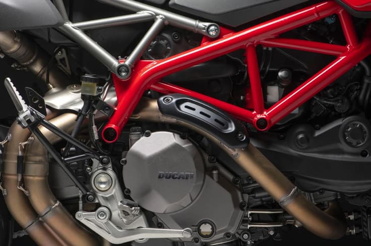 The 937cc, liquid-cooled, Testastretta 11°, L-twin engine puts out 114hp at 9,000 rpm and a peak torque of 96Nm at 7,250 Ducati Hypermotard 950 engine shot